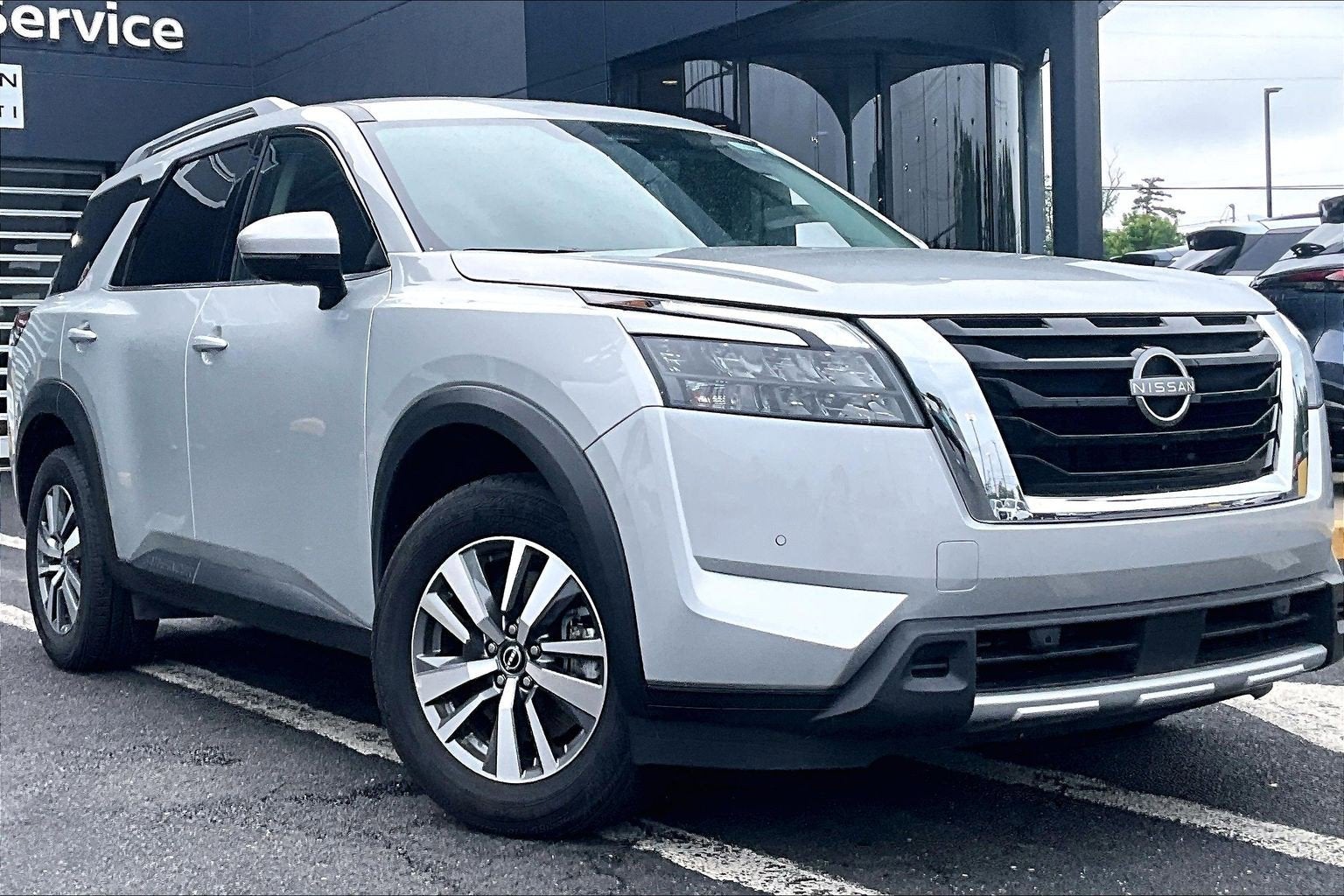 2025 Nissan Pathfinder SL