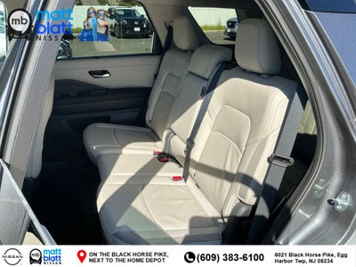 2025 Nissan Pathfinder SL