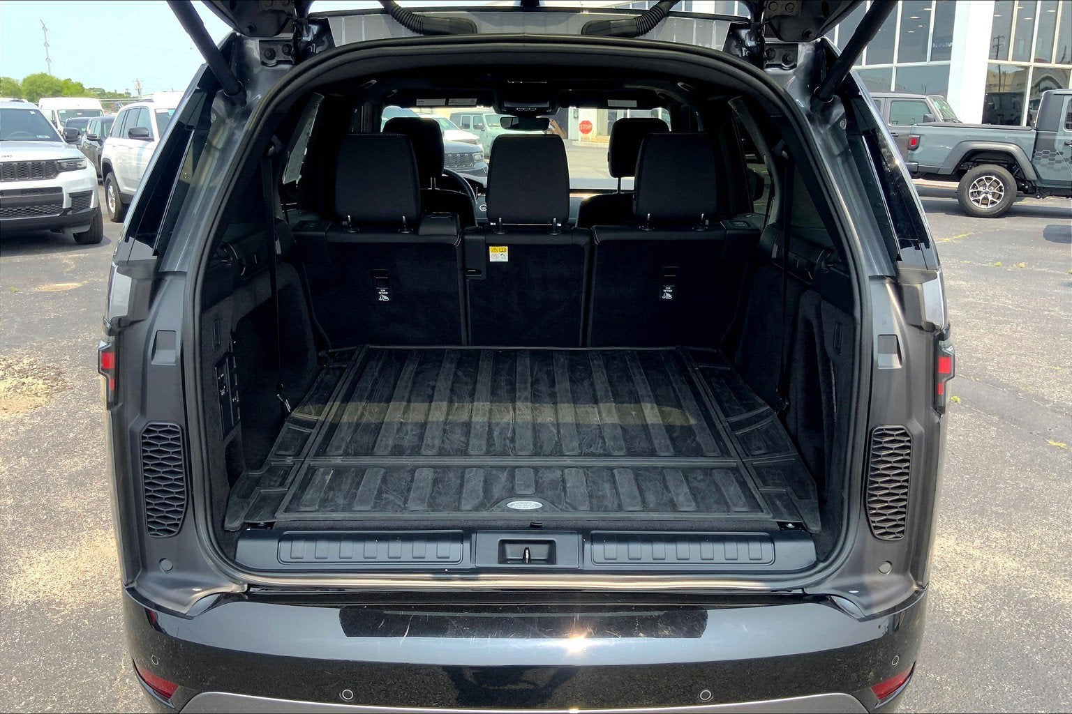 2023 Land Rover Discovery P300 S R-Dynamic