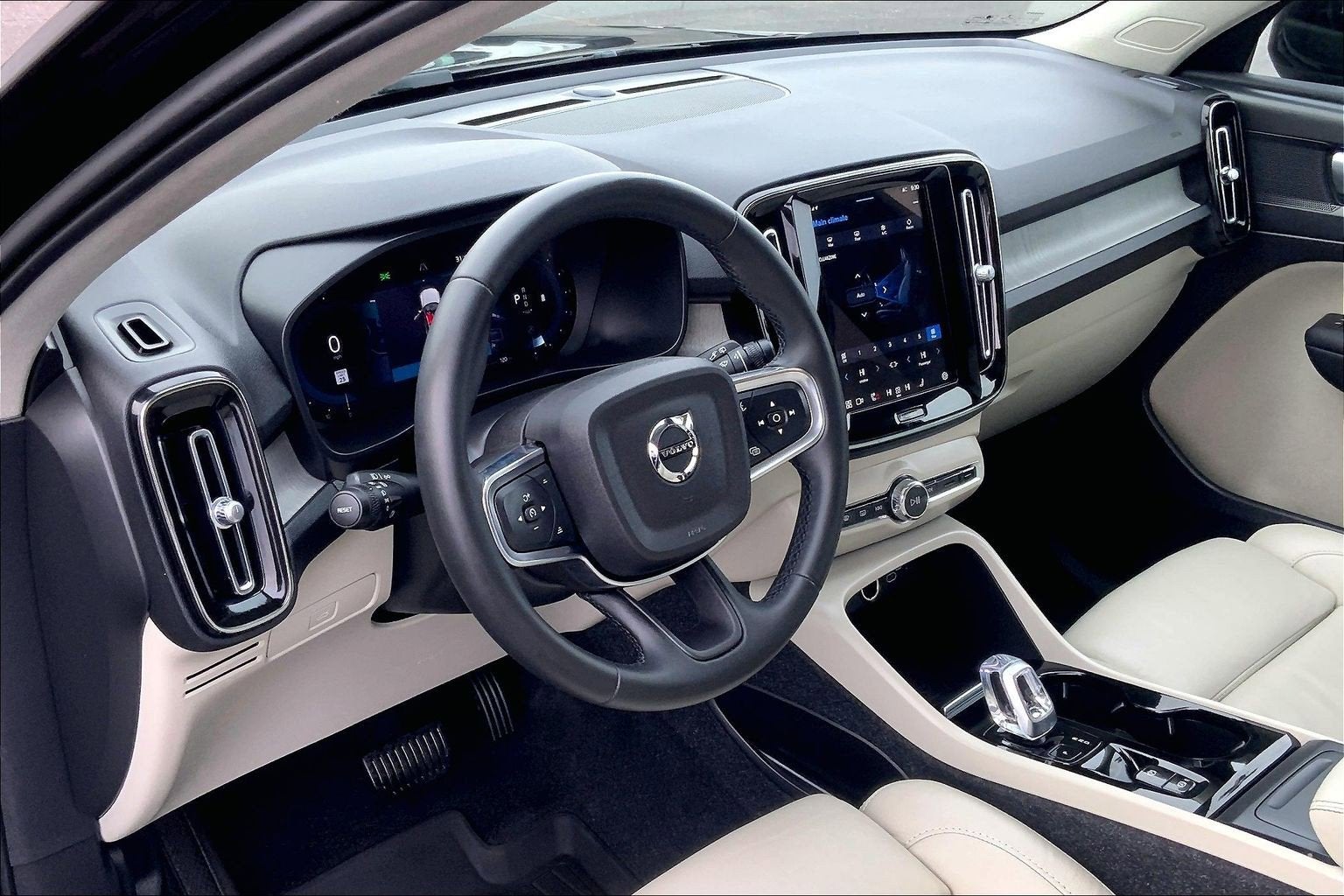 2023 Volvo XC40 B5 Plus Dark Theme