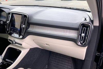 2023 Volvo XC40 B5 Plus Dark Theme