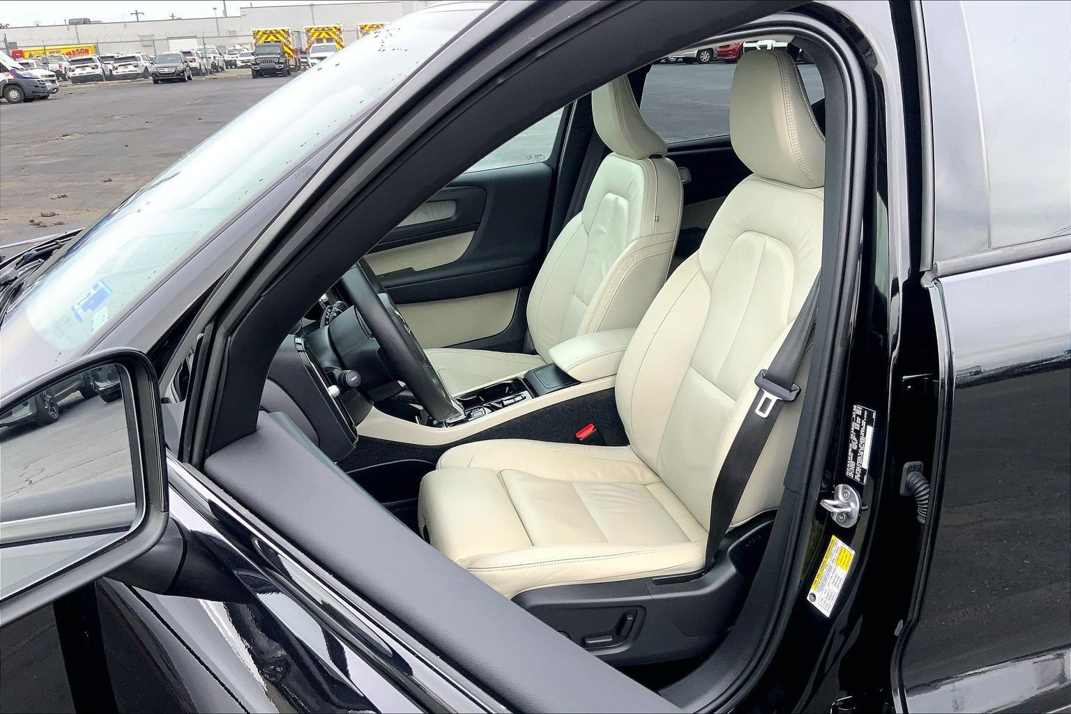 2023 Volvo XC40 B5 Plus Dark Theme