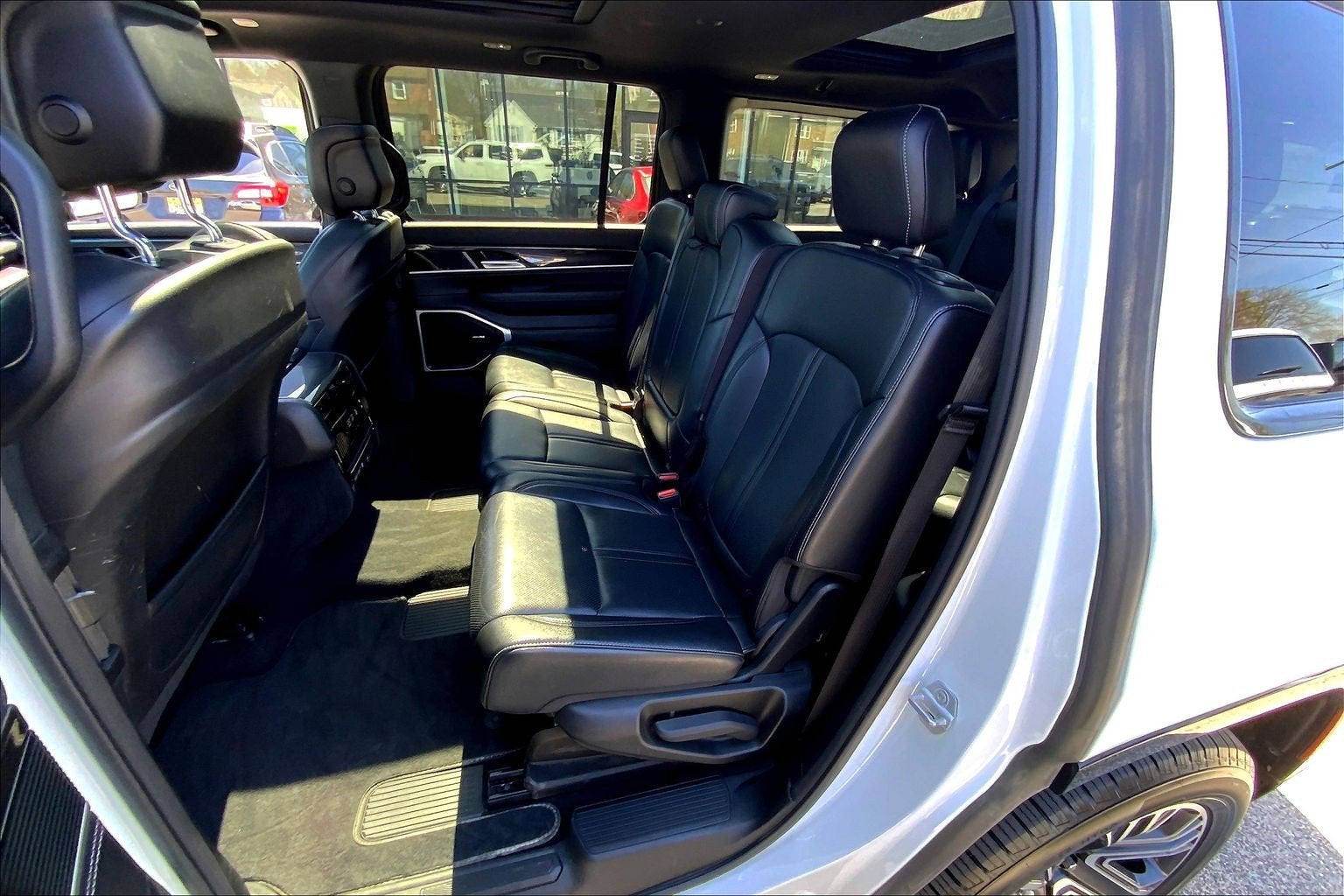 2023 Jeep Wagoneer Base