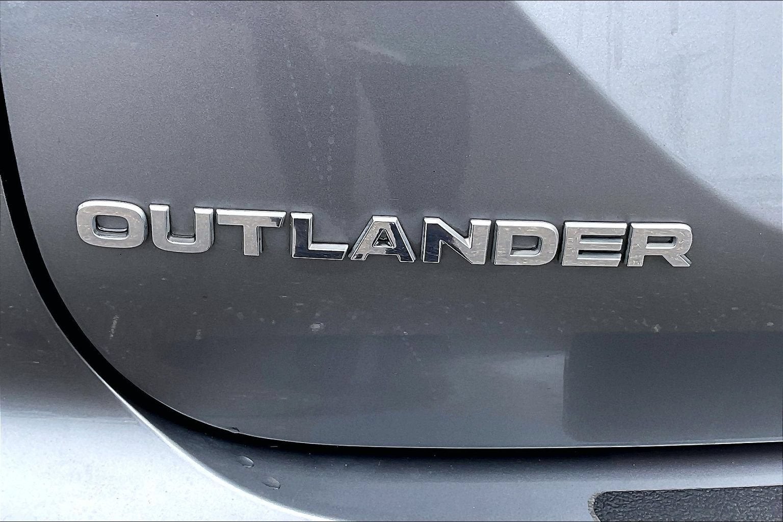 2023 Mitsubishi Outlander SE