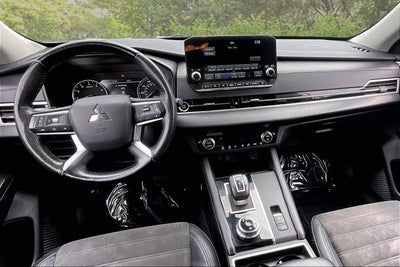 2023 Mitsubishi Outlander SE