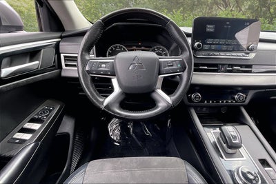 2023 Mitsubishi Outlander SE