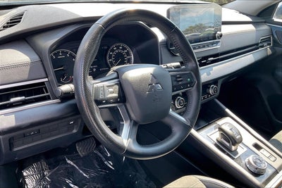 2023 Mitsubishi Outlander SE