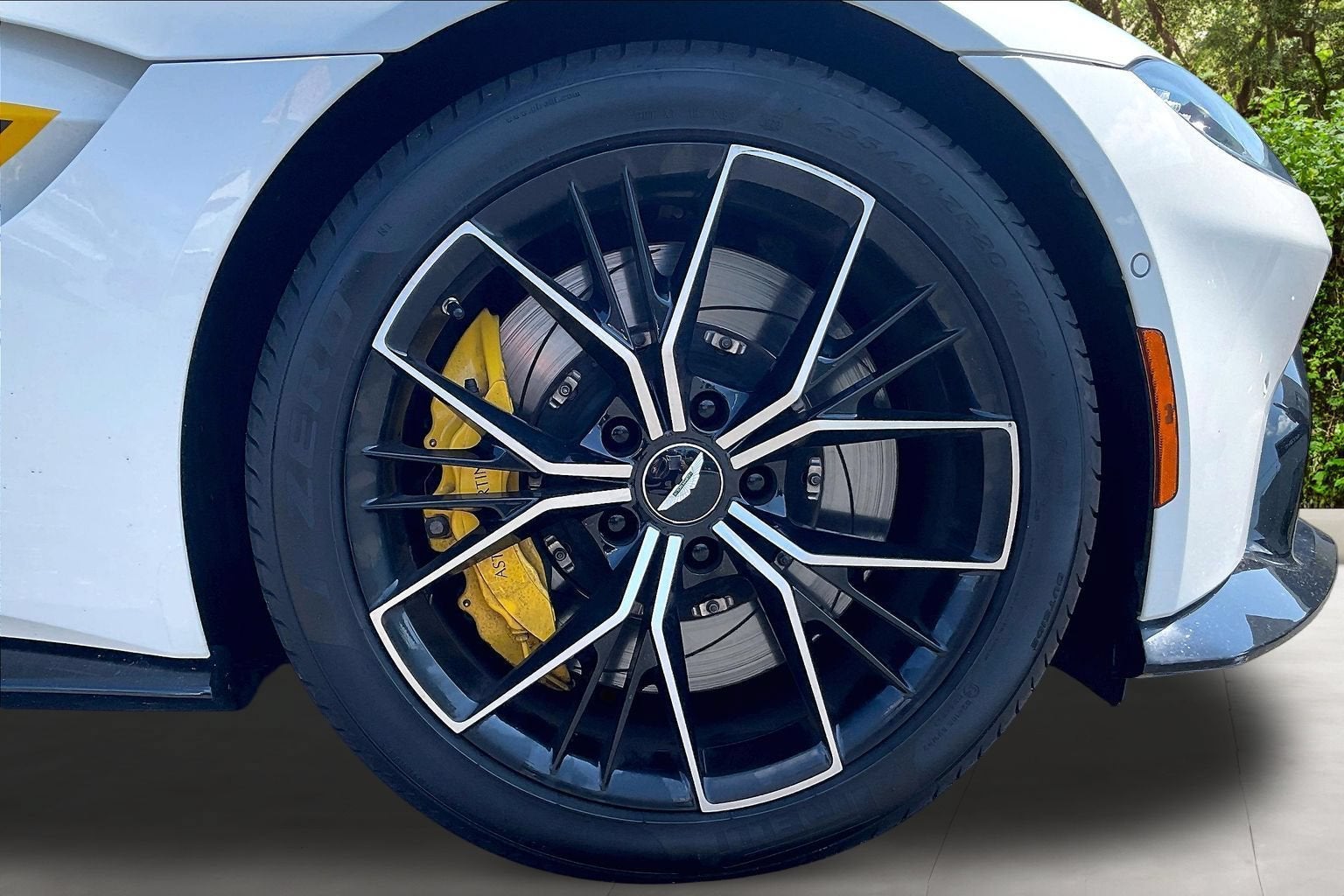 2022 Aston Martin Vantage Base