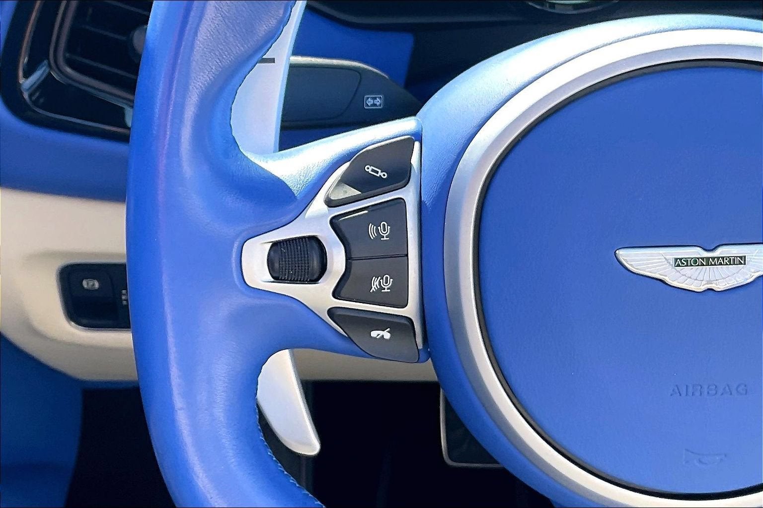 2022 Aston Martin Vantage Base