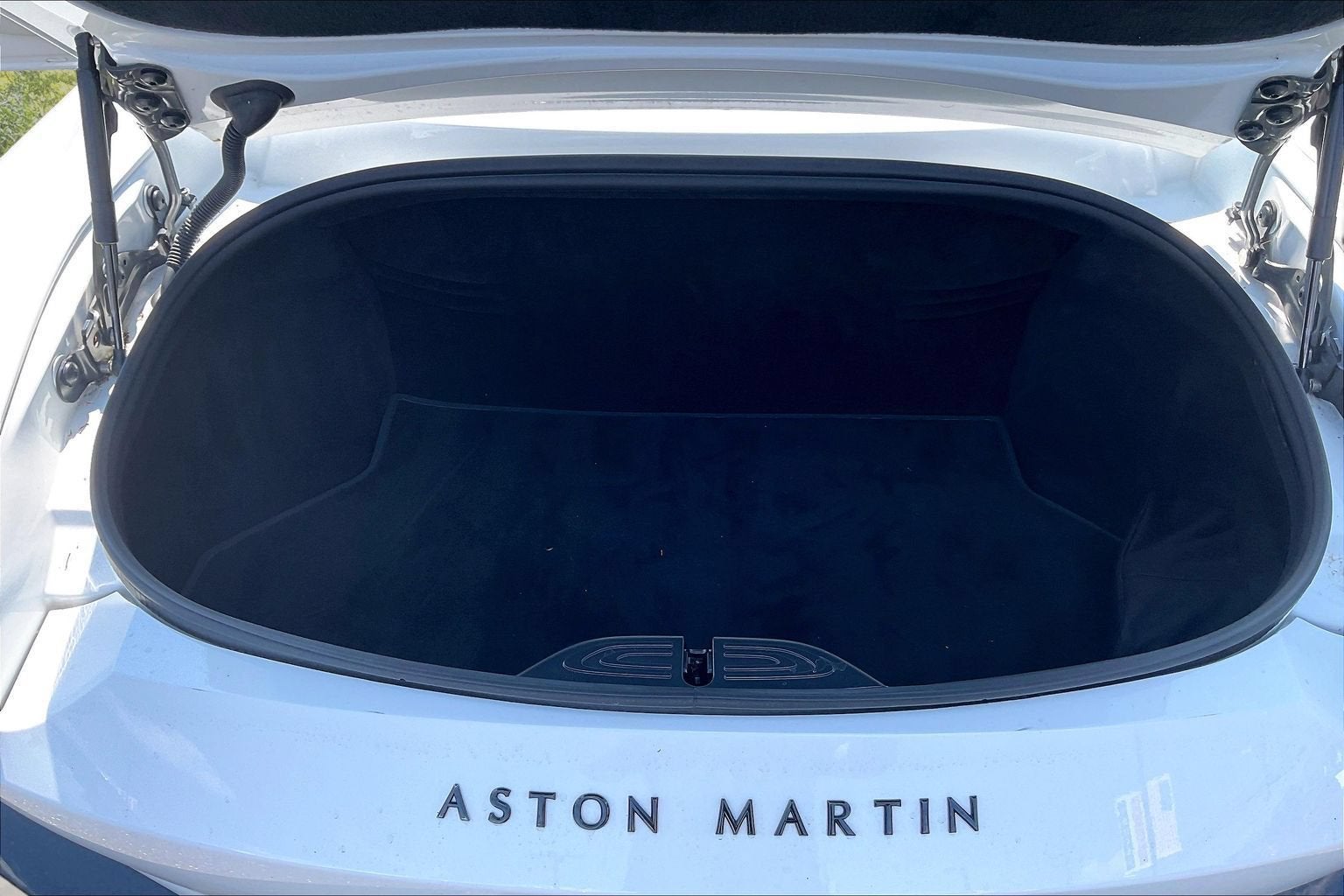 2022 Aston Martin Vantage Base