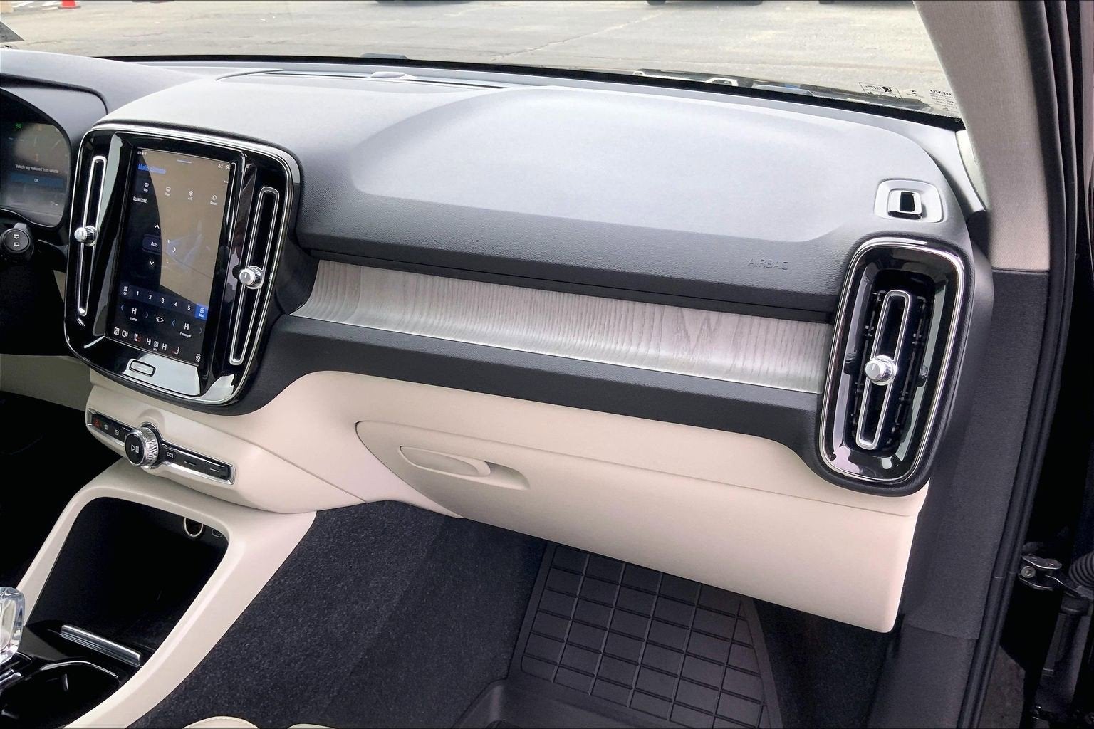 2023 Volvo XC40 Plus Dark Theme