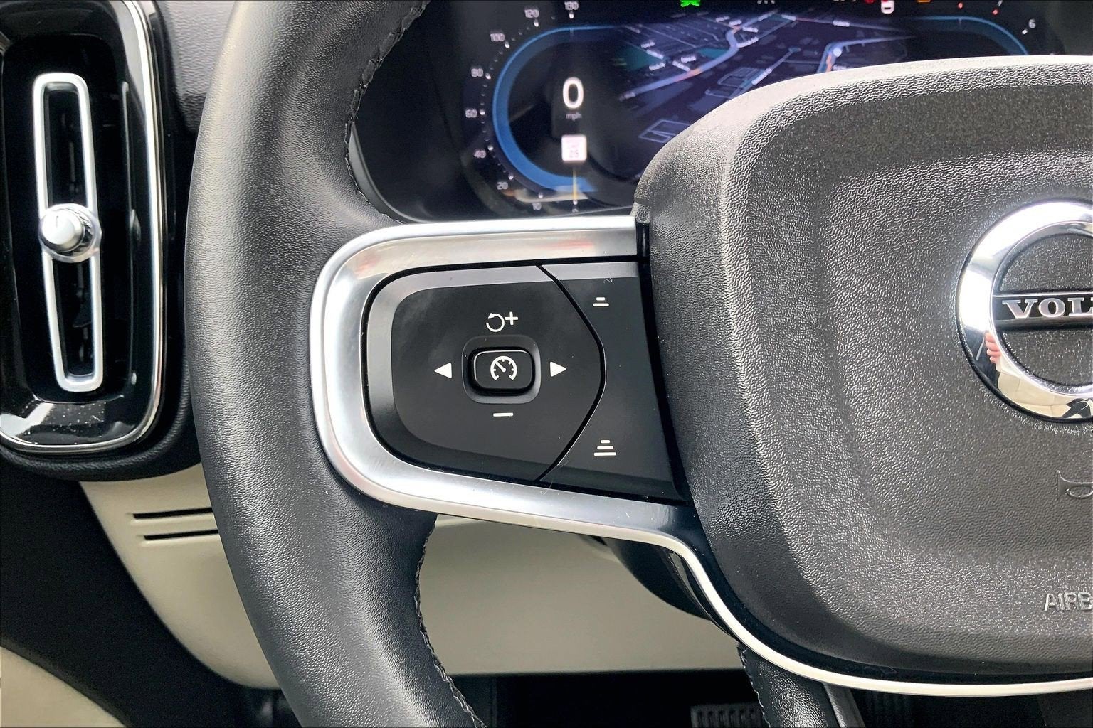 2023 Volvo XC40 Plus Dark Theme