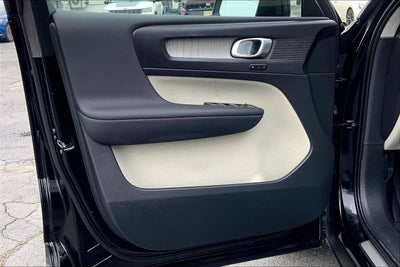 2023 Volvo XC40 Plus Dark Theme