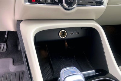 2023 Volvo XC40 Plus Dark Theme