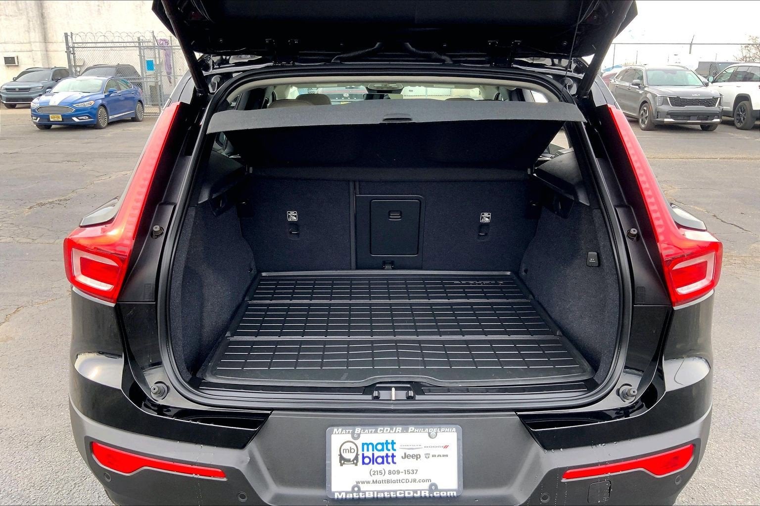 2023 Volvo XC40 Plus Dark Theme