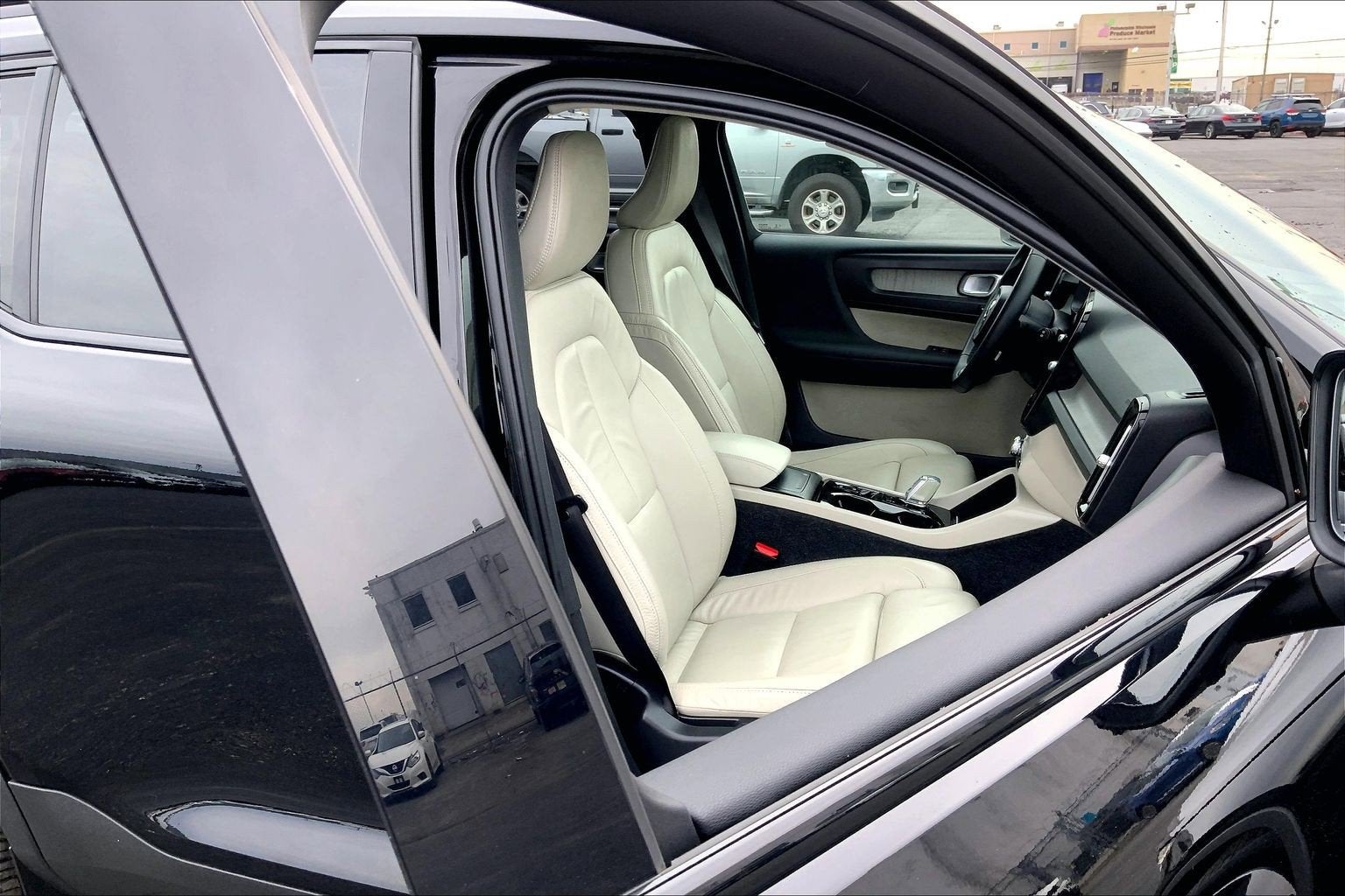 2023 Volvo XC40 Plus Dark Theme