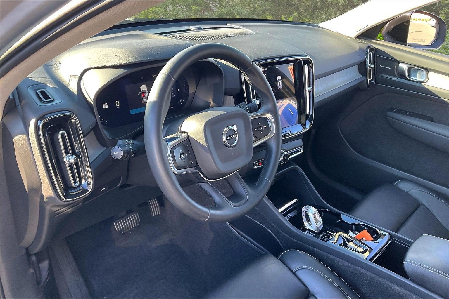 2023 Volvo XC40 Ultimate Dark Theme